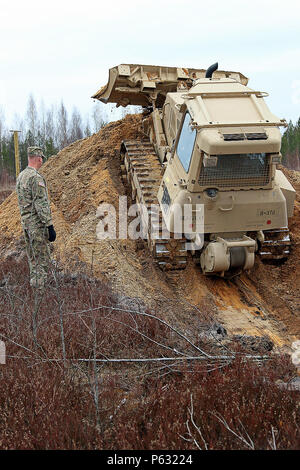 I soldati assegnati alla sede centrale e sede di truppe, 3° Stormo, 2° reggimento di cavalleria, scavare una posizione di combattimento per Stryker combattimento corazzati veicoli usando un D6 bulldozer, 5 Aprile a Adazi Base Militare, Lettonia. I soldati hanno anche utilizzato un elevata mobilità engineer escavatore per scavare le posizioni di combattimento per gli alleati lettone prima di una multinazionale di difesa combinata live-fire esercizio a sostegno del funzionamento Atlantic risolvere, una multinazionale di dimostrazione di continuato impegno degli Stati Uniti per la sicurezza collettiva di Organizzazione del Trattato del Nord Atlantico alleati.(STATI UNITI Esercito foto di Sgt. Paige Behringer, decimo Pre Foto Stock