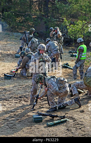 Soldati lettoni hang colpi di mortaio durante un combinato di bracci vita difensivo-fire esercizio con i soldati della sede centrale e sede di truppe, 3° Stormo, 2° reggimento di cavalleria, 7 Aprile a Adazi Base Militare, Lettonia. Entrambi i lettoni e soldati americani impegnati bersagli con fuoco indiretto e piccole armi da fuoco difensivo varie posizioni di combattimento. (U.S. Esercito foto di Sgt. Paige Behringer, decimo premere Camp la sede centrale) Foto Stock