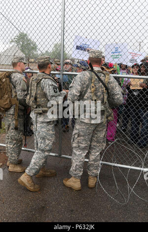 Una dimostrazione, detenute da Joint Readiness Training Center lettori di ruolo, ha avuto luogo nel paese immaginario di Gorgas, 11 aprile 2016. Soldati con 1° Brigata Team di combattimento, 101st Airborne Division (Air Assault) e 35th lottare contro il supporto del battaglione di supporto hanno dovuto reagire in modo appropriato per stare calmo e di contattare le autorità locali (ruolo giocatori) per assistere in quelling la dimostrazione. Scenari come la dimostrazione sono destinati a sfidare i soldati e testare le loro procedure operative e sistemi di apparecchiature. La dimostrazione è uno dei molti scenari di Bastogne brigata dovrà affrontare in tutta rotati Foto Stock