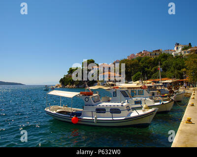 Piccole barche da pesca ancorati nel porto di Skiathos, Grecia Foto Stock