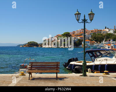 Panca in legno e lampione sul lungomare di Skiathos, Grecia Foto Stock