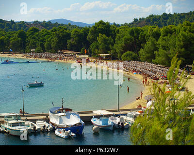 Yacht ancorati nei pressi del litorale di La spiaggia Koukounaries di Skiathos, Grecia Foto Stock