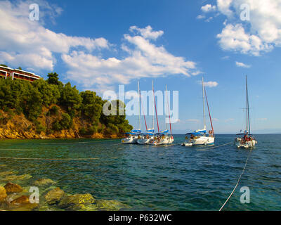 Yacht ancorati nei pressi del litorale di La spiaggia Koukounaries di Skiathos, Grecia Foto Stock