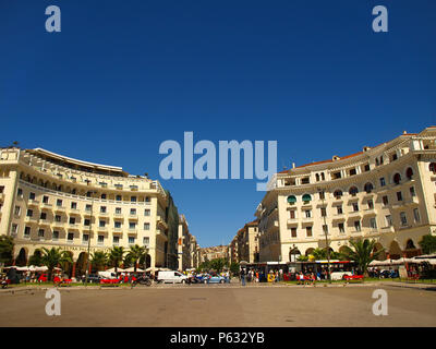 Pedoni e traffico in Piazza Aristotelous Foto Stock