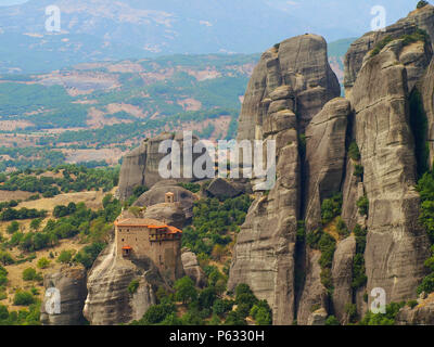 Il monastero di San Nicola Anapausas sulla straordinaria scogliere di Meteora, Grecia Foto Stock