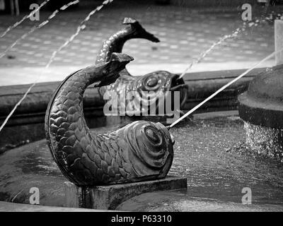 In bronzo statue di pesce presso la fontana del Pesce in Piazza della Vittoria, Timisoara, Contea di Timis, Romania Foto Stock