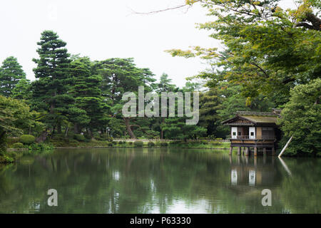 Kanazawa, Giappone Agosto 2017: il parco Kenrokuen è legittimamente classificato come uno del Giappone del tre più splendidi giardini paesaggistici al fianco di Mito Kairakuen e Okayama Korakuen del. Foto Stock