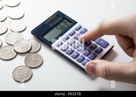 Uomo di bilancio conta su una bianca close up Foto Stock