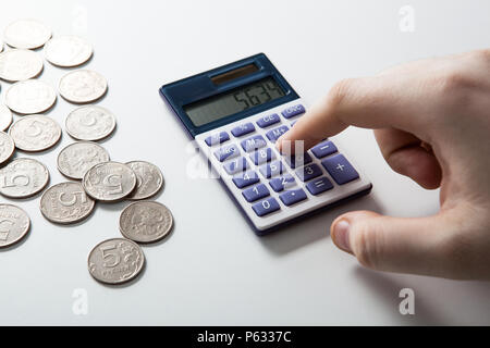 Uomo di bilancio conta su una bianca close up Foto Stock