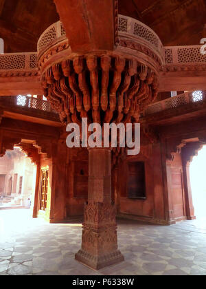 Interno del Diwan-i-Khas (Hall di pubblico privato) in Fatehpur Sikri, Uttar Pradesh, India. Fatehpur Sikri è uno degli esempi meglio conservati di Foto Stock