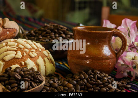 Dolce tradizionale pane messicano conchas, i chicchi di caffè messicano, pentola di creta Foto Stock