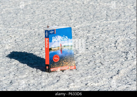 Guida di viaggio in tutto il mondo più grande pianura di sale Salar de Uyuni, Bolivia - America del Sud Foto Stock