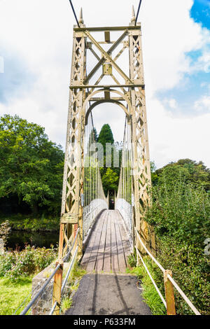 Sospensione ponte sopra il fiume Conwy, in Betws-y-Coed, Gwynedd, Galles del Nord, Regno Unito Foto Stock