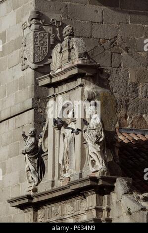 S.A.I. CATEDRAL DEL SALVADOR: DETALLES DE LAS ESCULTURAS EN LA FACHADA ESCUDO Y. Foto Stock