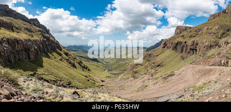 I tornanti in Sani Pass sul confine tra il Sudafrica e il Lesotho Foto Stock