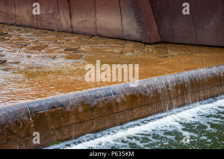 Mattonelle in pietra acqua dispongono di giardino in Royal Botanic Gardens Victoria Foto Stock