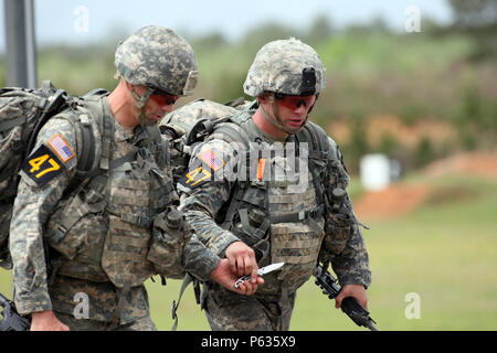 Stati Uniti Army Ranger Capt. Robert Killian e Staff Sgt. Erich Friedlein, dall'esercito Nazionale Guardia, a piedi per il prossimo evento durante il miglior Ranger concorrenza 2016, a Fort Benning, Ga., 15 aprile 2016. La trentatreesima annuale di David E. Grange Junior Ranger migliore concorrenza 2016 è un evento di tre giorni consistente di sfide per testare concorrente del fisico, mentale e capacità tecniche. (U.S. Foto dell'esercito da Staff Sgt. Justin P. Morelli / rilasciato) Foto Stock