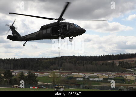 Stati Uniti Soldati di Charlie Company, 3° Battaglione, 227th reggimento aviazione 'Spearhead' imbracatura di condurre le operazioni di carico con un UH-60 Black Hawk elicottero durante l'esercizio Saber Junction 16 presso l'U.S. Dell'esercito multinazionale comune Readiness Center (JMRC) in Hohenfels, Germania, 13 aprile 2016. Saber 16 di giunzione è la U.S. Esercito dell'Europa 173rd Airborne della brigata Combat training center esercizio di certificazione, che si svolge presso il JMRC in Hohenfels, Germania, Mar. 31-Apr. 24, 2016. Questo esercizio è progettato per valutare la predisposizione dell'esercito con base in Europa brigate di combattimento per condurre unified terra operati Foto Stock