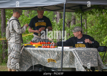 Due Stati Uniti Army Ranger istruttori, assegnato alla quarta Ranger brigata di formazione, preparare le granate dummy per i concorrenti di buttare a la granata sfida sul campo Todd, Fort Benning, Ga., Aprile 16, 2016. La trentatreesima annuale Ranger migliore concorrenza 2016 è un evento di tre giorni consistente di sfide per testare concorrente del fisico, mentale e capacità tecniche in onore del tenente Gen. David E. Grange, Jr. (U.S. Esercito foto di Sgt. Austin Berner/rilasciato) Foto Stock