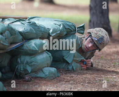 Stati Uniti Esercito Capt. James Teskey, assegnato per la seconda divisione di fanteria, si prepara a lanciare una granata fittizia in un sacchetto di sabbia bunker durante la granata sfida sul campo Todd, Fort Benning, Ga., Aprile 16, 2016. La trentatreesima annuale Ranger migliore concorrenza 2016 è un evento di tre giorni consistente di sfide per testare concorrente del fisico, mentale e capacità tecniche in onore del tenente Gen. David E. Grange, Jr. (U.S. Esercito foto di Sgt. Austin Berner/rilasciato) Foto Stock