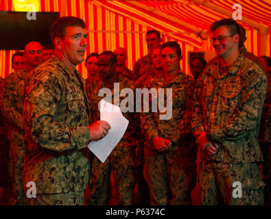 Il cap. Kyle Mosè, commodore di comandante, Task Force 56, sinistra, mutandine marinai e Marines su Camp Badger durante la miniera internazionale contromisure Esercizio (IMCMEX) 16, 13 aprile 2016. IMCMEX 16 è un esercizio multilaterale utilizzando tutti gli aspetti della difesa guerra marittima compreso il mio contromisure, le operazioni di sicurezza marittima e di infrastrutture marittime protezione per dimostrare il global risolvere per mantenere il commercio in tutti gli Stati Uniti Quinta Flotta area di operazioni. (U.S. Navy combattere la foto della telecamera tramite la comunicazione di massa specialista in seconda classe Sean Furey/rilasciato) Foto Stock