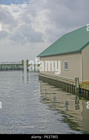 Taylor lo sbarco, Maryland, Stati Uniti d'America - 17 Maggio 2018: gli edifici e i frangiflutti di un piccolo villaggio di pescatori che si trova lungo la baia di Johnson, sulla penisola di DelMarVa. Foto Stock