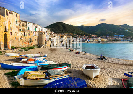 Tradizionali case colorate in Cefalu' village oltre il tramonto,Sicilia,l'Italia. Foto Stock