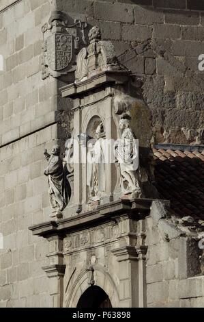 S.A.I. CATEDRAL DEL SALVADOR: DETALLES DE LAS ESCULTURAS EN LA FACHADA ESCUDO Y. Foto Stock