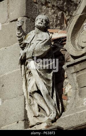 S.A.I. CATEDRAL DEL SALVADOR: DETALLES DE LAS ESCULTURAS EN LA FACHADA ESCUDO Y. Foto Stock