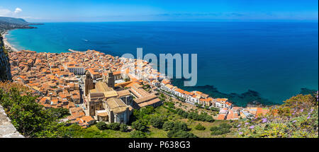 Panoramica vista aerea di Cefalù città vecchia, Sicilia, Italia. Cefalù è una delle principali attrazioni turistiche nella regione Foto Stock
