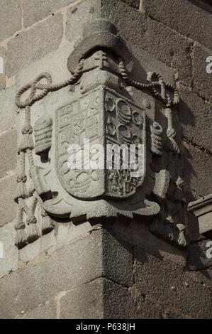 S.A.I. CATEDRAL DEL SALVADOR: DETALLES DE LAS ESCULTURAS EN LA FACHADA ESCUDO Y. Foto Stock