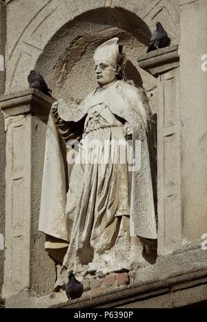 S.A.I. CATEDRAL DEL SALVADOR: DETALLES DE LAS ESCULTURAS EN LA FACHADA ESCUDO Y. Foto Stock