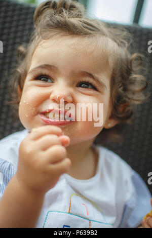 Kid frittata di mangiare con le mani Foto Stock