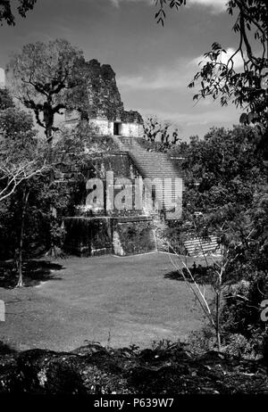 Tempio II, 125 ft. tall & datato al 700 D.C. un antico residuo della grande civiltà Maya - Tikal, Guatemala Foto Stock