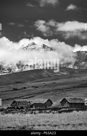 Adobe case coloniche in alto ALTIPLANO sul Nevado Auzangate curcuit - Ande peruviane Foto Stock