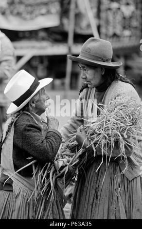 Le donne indiane visita al mercato di domenica in PISAC - Valle Sacra, Perù Foto Stock