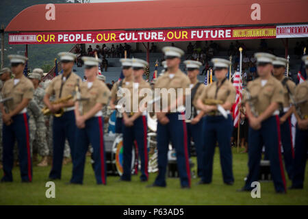 I marines assegnati alla banda del Pacifico delle forze del corpo dei Marines si esibiscono durante la cerimonia del Flag Day nelle Samoa americane. Viaggiando dalla Marine Corps base Hawaii, la band presenta musica cerimoniale in onore della bandiera degli Stati Uniti, enfatizzando l'abilità musicale, la disciplina, la tradizione cerimoniale e l'impegno culturale come parte della sensibilizzazione ufficiale del corpo dei Marines e la rappresentanza della comunità. Foto Stock
