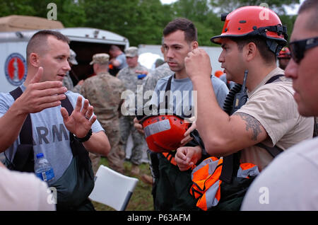 Soldati con la Texas Natonal Guard 836th del Sapper Co., sesto CBRNE Enhanced Response Force Package - CERFP, parte della Joint Task Force 136(manovra Brigata Enhancement), discutere la prossima missione con i loro omologhi della Louisiana, membri della 927th Sapper Co., Louisiana CERFP, come parte del funzionamento di esercizio vigili Guard 2016 vicino a Baton Rouge, Louisiana, aprile 15-17, 2016. Vigili Guard concentrato sui test di molti dei suoi piani di risposta da avente una categoria 3 o 4 uragano fare approdo da qualche parte lungo la costa della Louisiana. Oltre a favorire le relazioni tra i militari Foto Stock