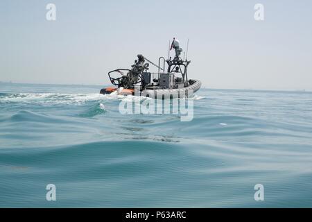 KUWAIT base navale (17 aprile 2016)-marinai e personale civile con il comandante, Task Force 52 miei caccia unità pilota in remoto una superficie senza equipaggio veicolo (USV) da terra a diverse miglia di distanza come USV distribuisce un AQS-24un sonar a sostegno della miniera internazionale contromisure Esercizio (IMCMEX). IMCMEX è focalizzata sulla sicurezza marittima del porto di origine al porto di arrivo e include gli scenari che spaziano dalla miniera, contromisure di protezione dell'infrastruttura e le operazioni di sicurezza marittima a sostegno della navigazione civile. Inoltre IMCMEX si concentra sulla dimostrazione delle nuove tecnologie, quali Foto Stock