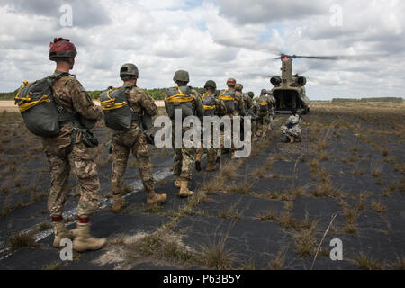 Stati Uniti Paracadutisti dell'esercito a bordo di un CH-47 Chinook, durante il funzionamento Skyfall noi sulla zona di caduta della notte Stalker, Sylvania, Ga., Aprile 11, 2016. Funzionamento Skyfall USA (OS-U) è un combattimento 982nd fotocamera Company (Airborne) Teatro La cooperazione in materia di sicurezza iniziativa. OS-U è un giunto, multi-componente, multi-laterale della telecamera di combattimento oggetto di scambio di esperti che si svolgono in più sedi in Georgia. OS-U è parte di una serie che include OS-Deutschland, OS-Francia e OS-Kosovo. (U.S. Esercito foto di Sgt. Gesù Guerrero/rilasciato) Foto Stock