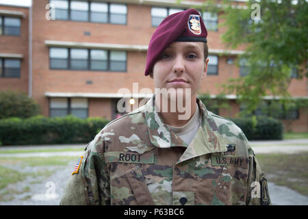 Stati Uniti Army Spc. Kristen Root, 982nd combattere la società della fotocamera (airborne), East Point, Ga., posa per una foto dopo aver ricevuto il tedesco jump ali a sostegno del funzionamento Skyfall USA (OS-U), Fort Gordon, Ga., Aprile 11, 2016. OS-U è un combattimento 982nd fotocamera Company (Airborne) Teatro La cooperazione in materia di sicurezza iniziativa. OS-U è un giunto, multi-componente, multi-laterale della telecamera di combattimento oggetto di scambio di esperti che si svolgono in più sedi in Georgia. OS-U è parte di una serie che include OS-Deutschland, OS-Francia e OS-Kosovo. (U.S. Esercito foto di Spc. Tracy McKithern/rilasciato) Foto Stock