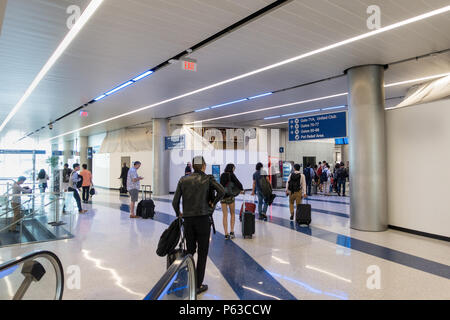 La gente che camminava con loro bagagli / bagaglio presso il terminal 7 dell'aeroporto internazionale di Los Angeles LAX Foto Stock