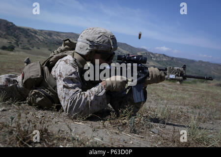 Un Marine con l Azienda, 3° Battaglione, 1° Reggimento Marini, 1° Divisione Marine, incendi sull'obiettivo come parte di una squadra a livello di esercizio di addestramento a bordo di Marine Corps base Camp Pendleton, California, 13 aprile 2016. La gamma è stata condotta per affinare rifleman abilità come il pattugliamento di attaccare, and Casualty evacuazione in un combattimento simulato l'ambiente. Foto Stock