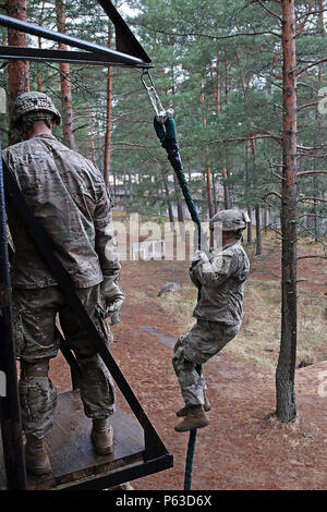 Un soldato assegnato alla sede centrale e sede di truppe, 3° Stormo, 2° reggimento di cavalleria scorre verso il basso una corda da una torre durante la multinazionale corda rapida familiarizzazione della formazione 20 Aprile a Adazi Base Militare, Lettonia. Soldati lettoni hanno partecipato anche l'esercizio come una parte dell'estate scudo XIII, a due-la settimana di esercizio di interoperabilità. Soldati americani nella regione di funzionamento di supporto Atlantic risolvere uniti alleati dalla Lettonia, Canada, Lituania e nella Repubblica federale di Germania per la formazione annuale evento.(STATI UNITI Esercito foto di Sgt. Paige Behringer, decimo premere Camp la sede centrale) Foto Stock