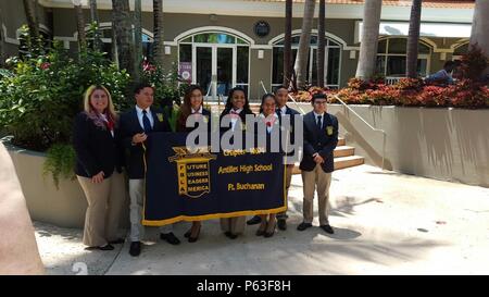 Gli studenti dalle Antille High School, Fort Buchanan, Puerto Rico sarà che rappresenta la loro scuola e Puerto Rico presso il National Leadership Conference questa estate dopo la dimostrazione della loro abilità e competenza del business attraverso sette diversi eventi al FBLA 2015-2016 Puerto Rico membro competitivi eventi il 1 aprile 2016. Foto Stock