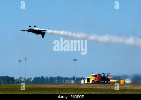 Un pilota acrobatico esegue una manovra di volo invertita su un velivolo MXS-RH mentre gareggia con il Jet Truck SHOCKWAVE presso l'Airpower sopra Hampton Roads Open House presso la Langley Air Force base, Virginia, il 24 aprile 2016. La dimostrazione mette in evidenza l'acrobazia ad alte prestazioni, il volo di precisione e le abilità dei piloti nelle procedure di volo competitive, sottolineando la velocità, la manovrabilità e il coordinamento con i veicoli a getto basati a terra. Foto Stock