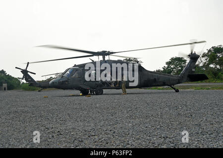 COATEPEQUE, Guatemala - Tennessee Guardia Nazionale Il Mag. Gen. Terry Haston, Tennessee aiutante generale, si prepara per il volo a bordo di una New Hampshire Guardia Nazionale UH-60 Black Hawk dopo la visita con il Tennessee nazionale soldati di guardia 20 aprile 2016 a oltre l'orizzonte Task Force il lupo rosso in avanti una base operativa Bravo, Guatemala. Haston si è incontrato con i soldati dal Tennessee Guardia Nazionale unità che stanno contribuendo a costruire tre nuovi ambulatori medici e due nuove scuole per i residenti del Guatemala. (U.S. Air Force foto di Senior Airman Dillon Davis/rilasciato) Foto Stock