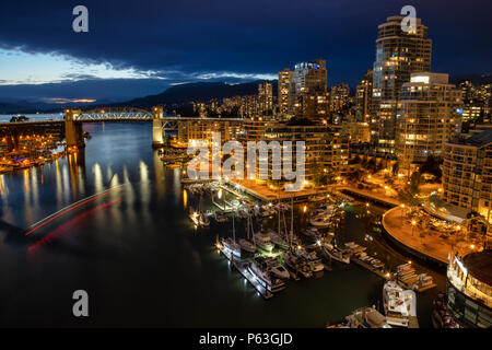 Vista aerea del centro città durante una notte nuvoloso dopo il tramonto. Preso in Vancouver, BC, Canada. Foto Stock