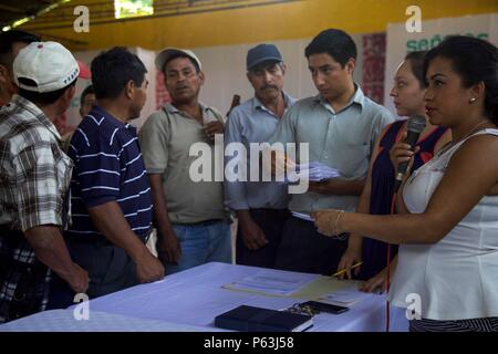 Il locale Cocodes iniziare i preparativi per la preparazione medica esercizio incontro come parte dell'Oltre l'orizzonte il funzionamento a San Pablo, Guatemala, Aprile 29, 2016. Task Force il lupo rosso e l'esercito a sud conduce civile umanitario Assistenza Formazione per includere il livello tattico di progetti di costruzione e preparazione medica Esercizi di formazione fornendo accesso a medici e la costruzione di scuole in Guatemala con il governo del Guatemala e non-agenzie governative dal 05MAR16 a 18GIU16 al fine di migliorare la disponibilità di missione delle forze degli Stati Uniti e di fornire un beneficio duraturo per il popolo del Guatemala. (U.S. Foto Stock