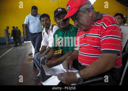 Il locale Cocodes iniziare i preparativi per la preparazione medica esercizio incontro come parte dell'Oltre l'orizzonte il funzionamento a San Pablo, Guatemala, Aprile 29, 2016. Task Force il lupo rosso e l'esercito a sud conduce civile umanitario Assistenza Formazione per includere il livello tattico di progetti di costruzione e preparazione medica Esercizi di formazione fornendo accesso a medici e la costruzione di scuole in Guatemala con il governo del Guatemala e non-agenzie governative dal 05MAR16 a 18GIU16 al fine di migliorare la disponibilità di missione delle forze degli Stati Uniti e di fornire un beneficio duraturo per il popolo del Guatemala. (U.S. Foto Stock